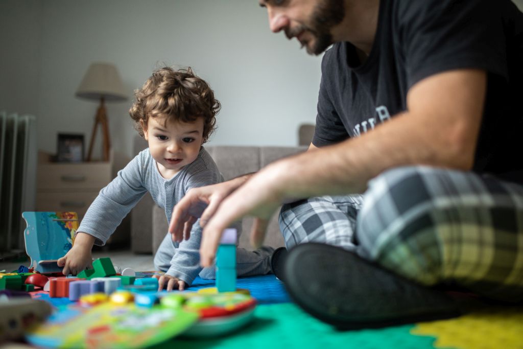 Papa spielt mit Tochter